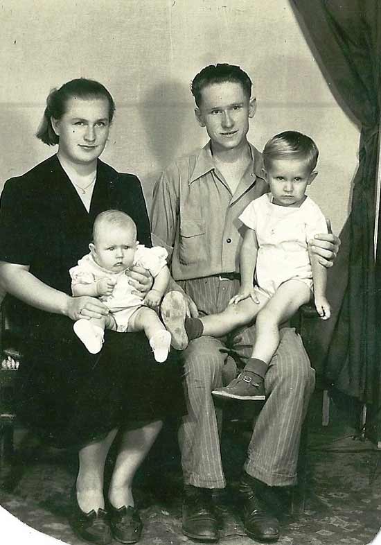 Rodzina Wiercińskich - Alina, Józef, Bogdan i Janina - (zdjęcie z  drugiej połowy 1947 lub 1948 r. ). Wtedy planowali jeszcze wyjazd do USA. Józef Wierciński zmarł kilka miesięcy później.