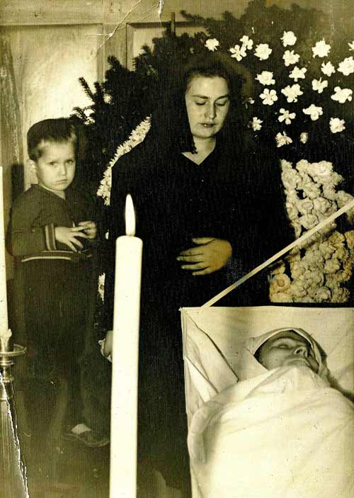 Pogrzeb Józefa Wiercińskiego - 1948 rok (czerwiec?). Na zdjęciu, obok trumny: Alina i jej syn, Bogdan.